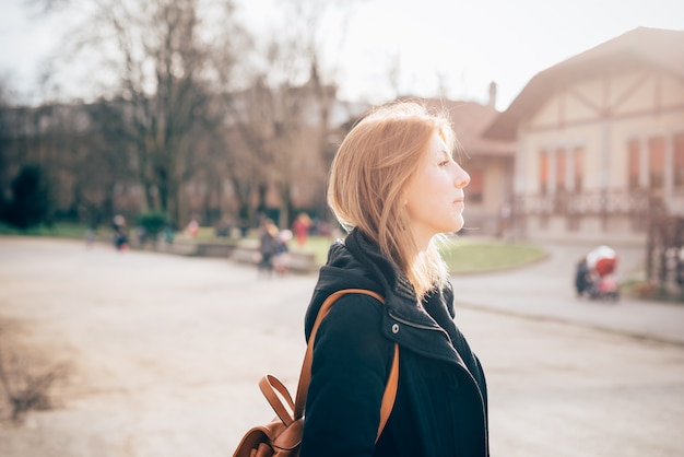 jonge mooie hipster sportieve blonde vrouw