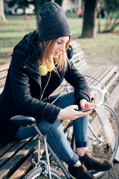 jonge mooie hipster sportieve blonde vrouw