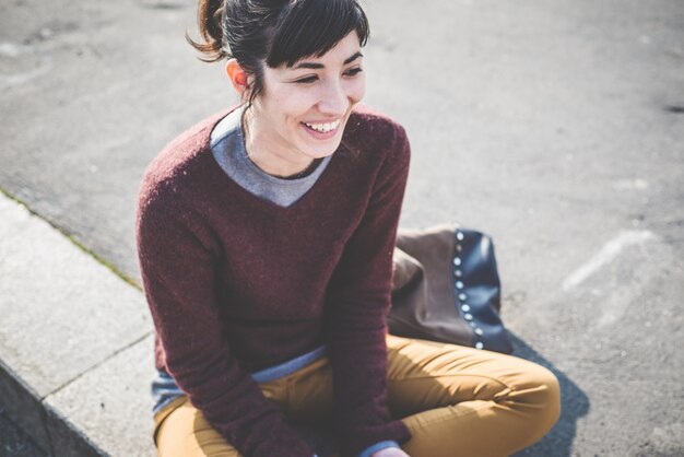 Foto jonge mooie hipster vrouw met behulp van slimme telefoon