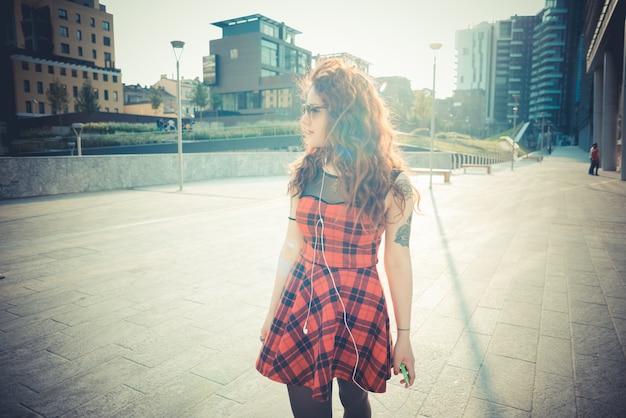 jonge mooie hipster vrouw met rood krullend haar