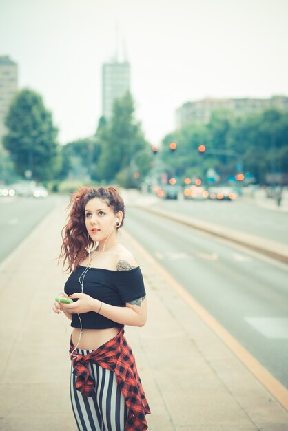 jonge mooie hipster vrouw met rood krullend haar