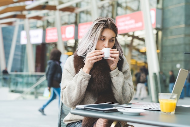 jonge mooie hipster vrouw