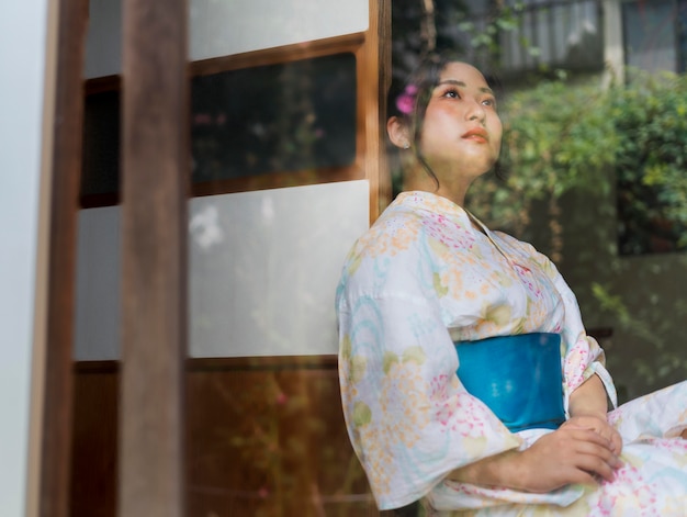 Foto jonge mooie japanse vrouw die een kimono draagt