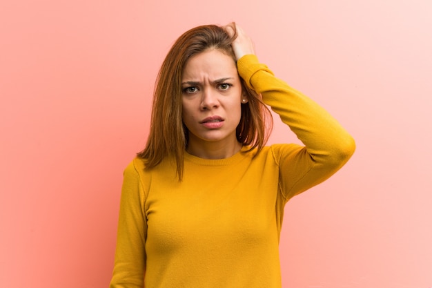 Jonge mooie jonge vrouw wordt geschokt