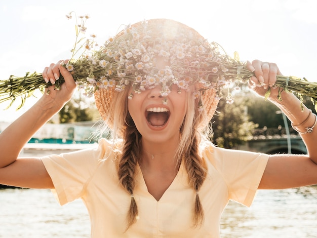 Foto jonge mooie lachende hipster vrouw in trendy zomerjurk