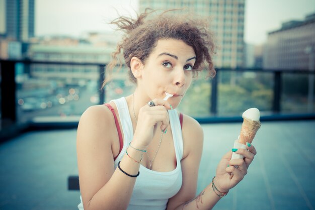 jonge mooie lang krullend haar hipster vrouw