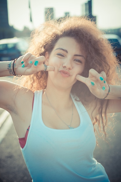 jonge mooie lang krullend haar hipster vrouw