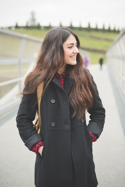 Foto jonge mooie lange haar modelvrouw