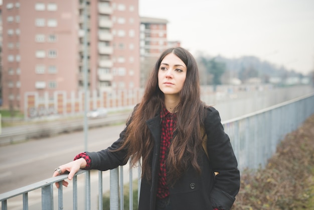 jonge mooie lange haar modelvrouw