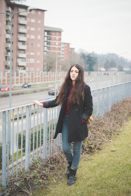 jonge mooie lange haar modelvrouw