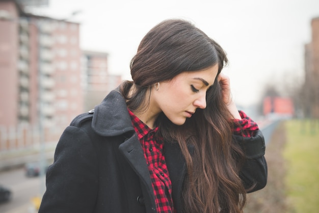 jonge mooie lange haar modelvrouw