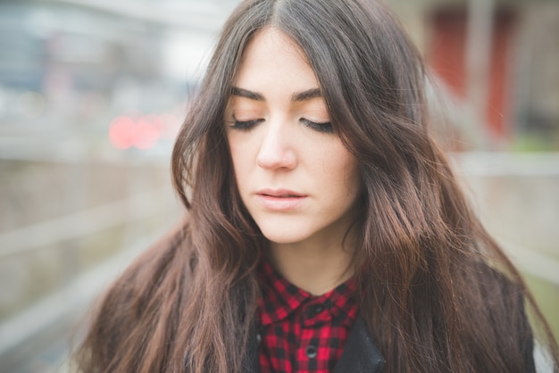 jonge mooie lange haar modelvrouw