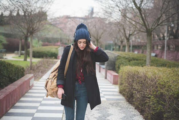 jonge mooie lange haar modelvrouw