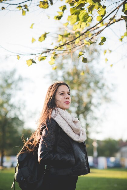 jonge mooie lange haarvrouw in stad