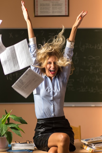 Jonge mooie leraar schreeuwt in de klas