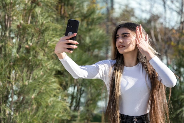 Jonge mooie meid selfie in het park Foto van hoge kwaliteit