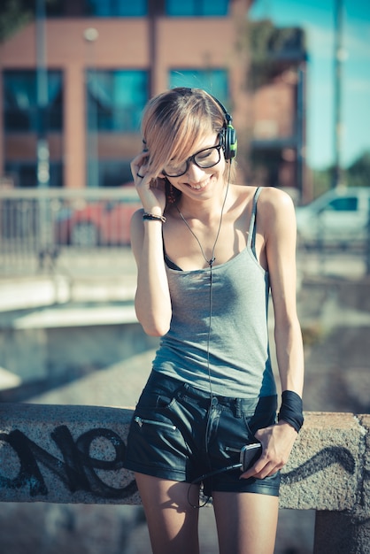 jonge mooie model vrouw luisteren muziek