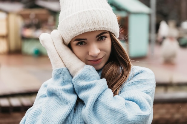 Jonge mooie mooie vrouw staande straat in de wintervakantie