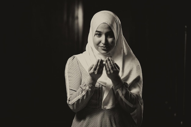 Jonge mooie moslimvrouw bidden in moskee