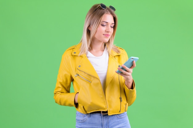 jonge mooie opstandige vrouw met blond haar op Chromakey op groen