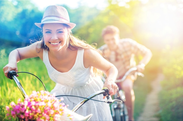 Jonge mooie paar fietsen in de zomer