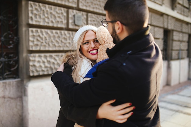 Jonge mooie paar genieten van stadswandeling op Valentijnsdag.