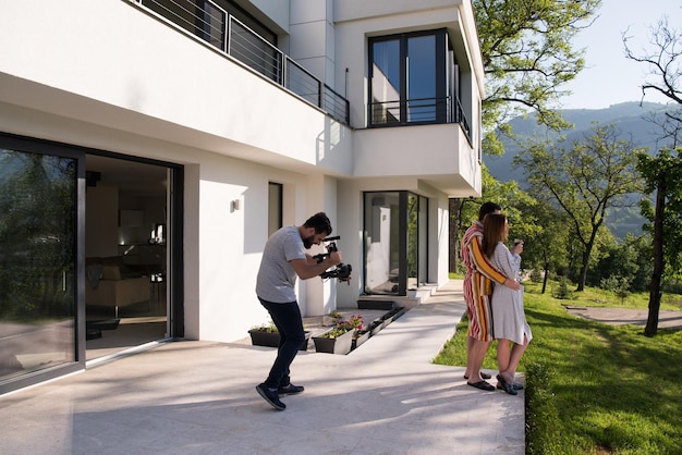 Jonge mooie paar in badjassen genieten van koffie in de ochtend voor hun luxe huis villa