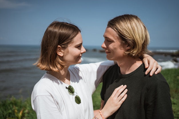 Foto jonge mooie paar op het strand