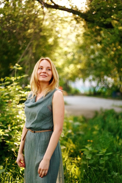 Jonge mooie peinzende vrouw die lacht