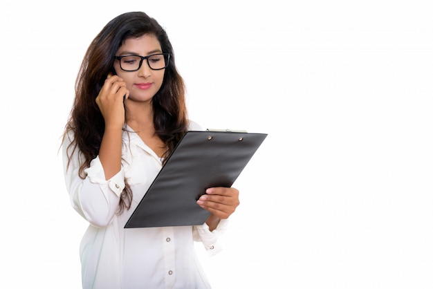 jonge mooie Perzische vrouw praten over de mobiele telefoon