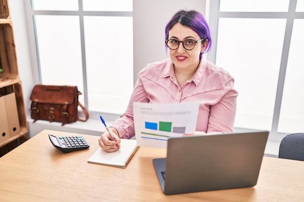 Jonge mooie plus size vrouw zakelijke werknemer schrijven op notebook lezen document op kantoor