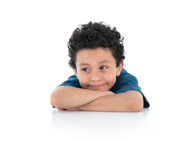 Jonge mooie portret van een verveelde jongen geïsoleerd op een witte achtergrond