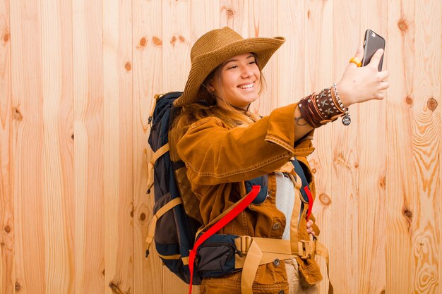 Jonge mooie reizigersvrouw met een mobiele telefoon