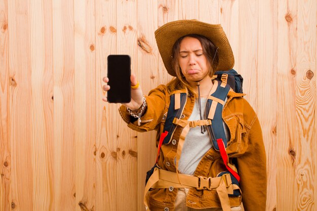 Jonge mooie reizigersvrouw met een mobiele telefoon