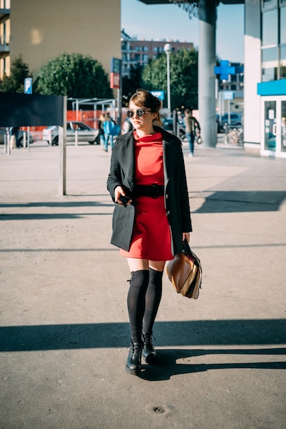 jonge mooie rode geklede vintage hipster vrouw