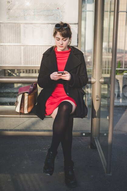 jonge mooie rode geklede vintage hipster vrouw