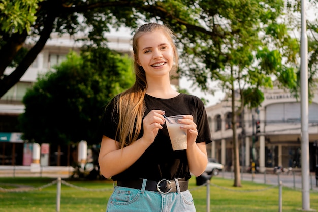 Jonge mooie schattige Braziliaanse vrouw Somo, een Boliviaanse drank drinken