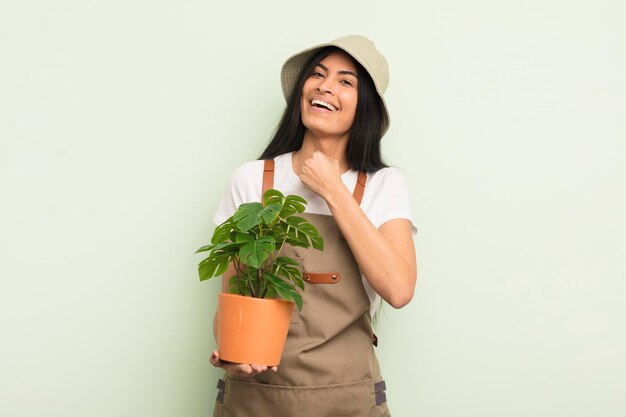 Jonge mooie Spaanse vrouw die zich gelukkig voelt en een uitdaging aangaat of het concept van een boer of tuinman viert