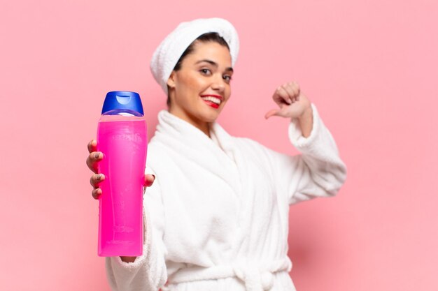 Jonge mooie Spaanse vrouw. trots en gelukkig expressie doucheproducten concept