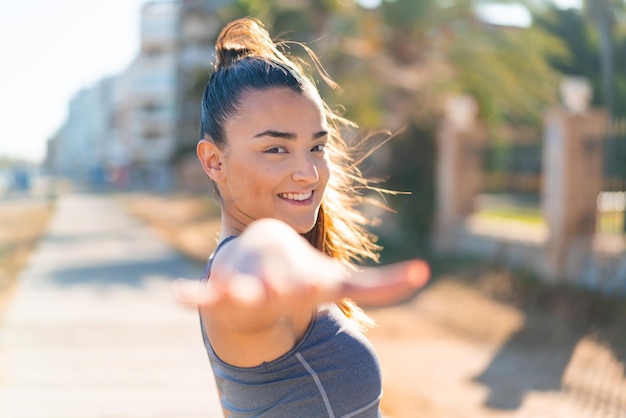 Jonge mooie sportvrouw die yoga doet