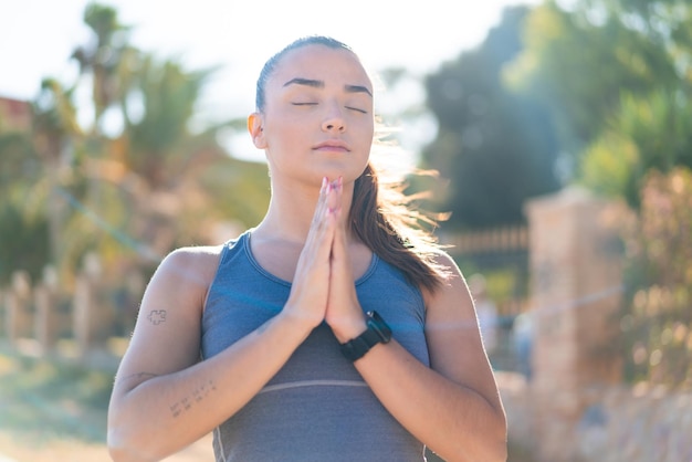 Jonge mooie sportvrouw die yoga doet