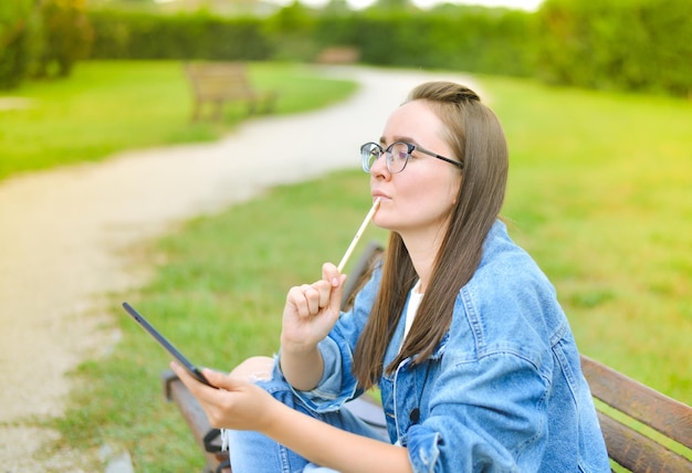 Jonge mooie student leert buiten