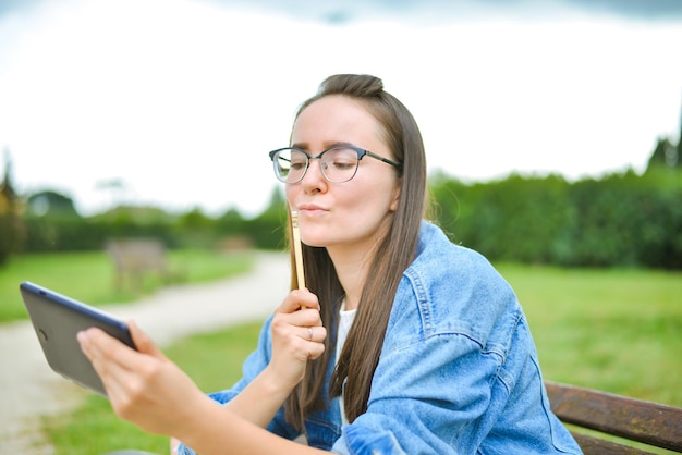 Foto jonge mooie student leert buiten