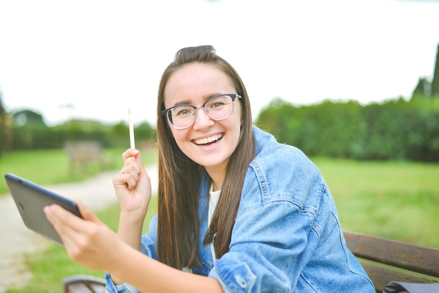 jonge mooie student leert buiten