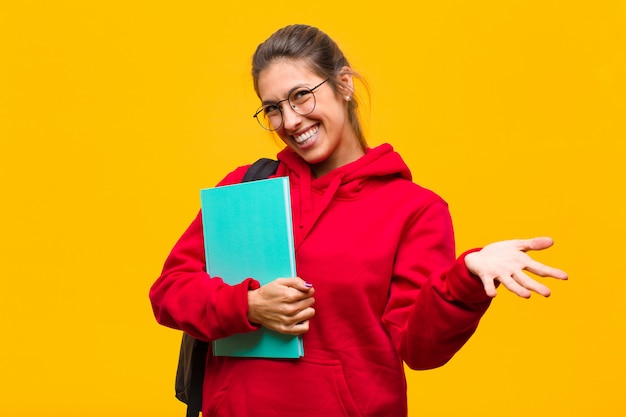 Jonge mooie student voelt zich gelukkig, verbaasd, gelukkig en verrast, zoals serieus omg zeggen