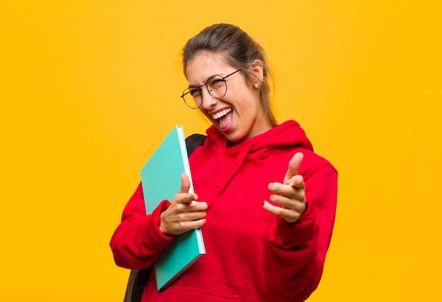 Jonge mooie student voelt zich gelukkig