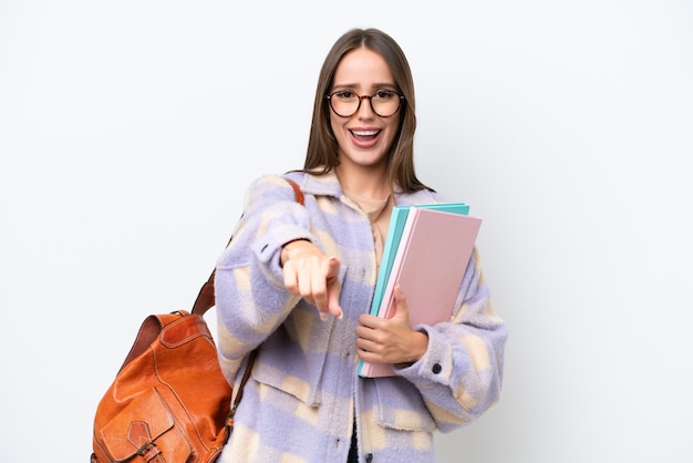 Jonge mooie student vrouw geïsoleerd op witte achtergrond verrast en wijzend naar voren