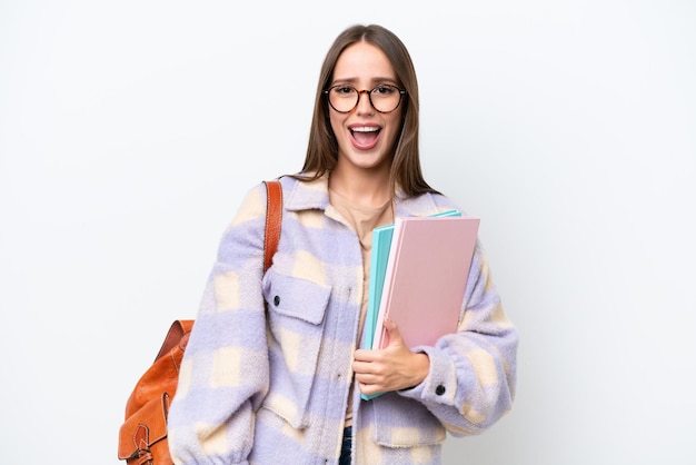 Jonge mooie studentenvrouw die op witte achtergrond met verrassingsgelaatsuitdrukking wordt geïsoleerd