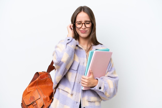 Jonge mooie studentenvrouw geïsoleerd op witte achtergrond gefrustreerd en oren bedekkend