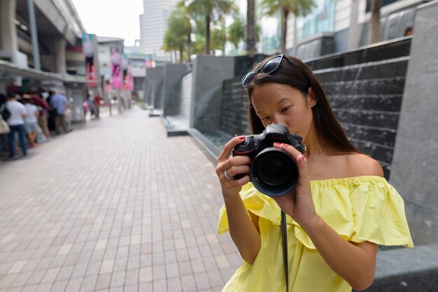 Jonge mooie toeristenvrouw die de stad van Bangkok onderzoekt